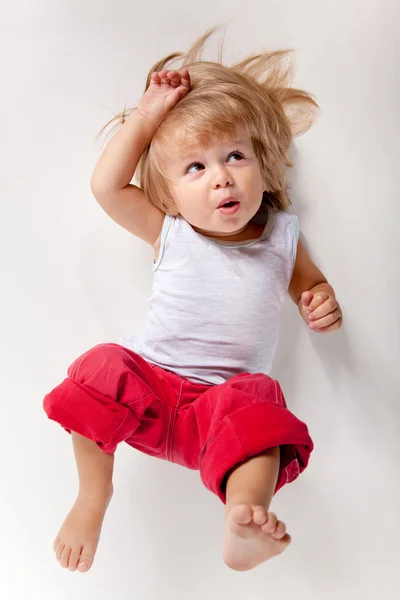 Kırmızı pantolon içinde komik çocuk — Stok fotoğraf