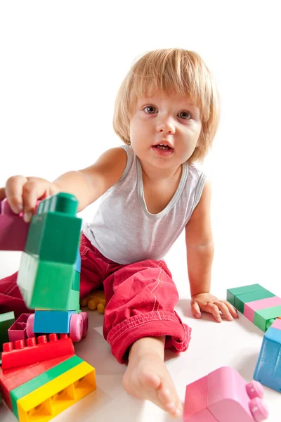 Милий маленький хлопчик грає з блоками — стокове фото