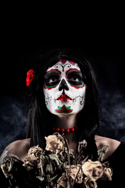 Девушка с сахарным черепом и мертвыми розами — стоковое фото