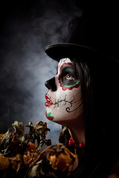 Cráneo de azúcar mujer en tophat, sosteniendo rosas muertas — Foto de Stock