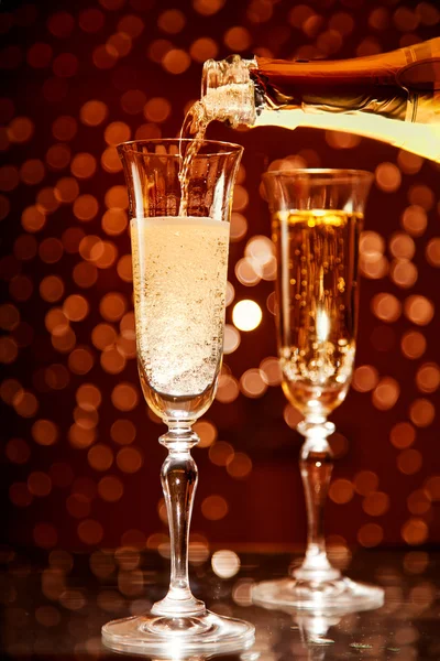 Champagne hälla i elegant glas — Stockfoto