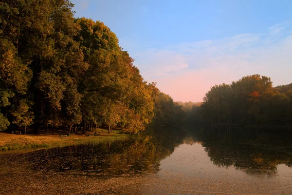Göl ve sis, sonbahar yatay — Stok fotoğraf
