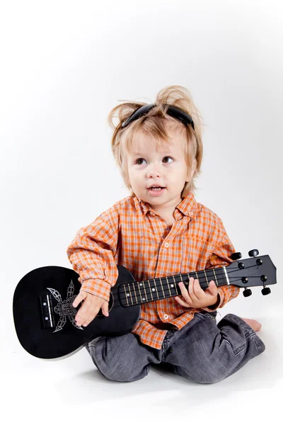 Schattige kleine jongen gitaarspelen ukulele — Stockfoto