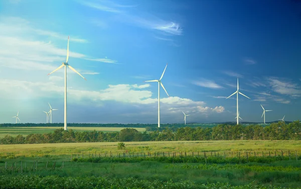 Alternatywne źródła energii, turbiny wiatrowe — Zdjęcie stockowe