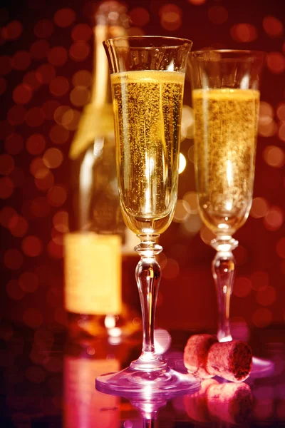 Élégantes verres à champagne et bouteille — Photo