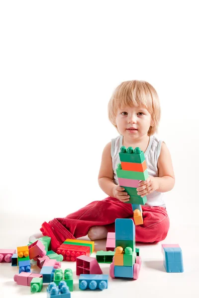 Смешной маленький мальчик играет с блоками — стоковое фото