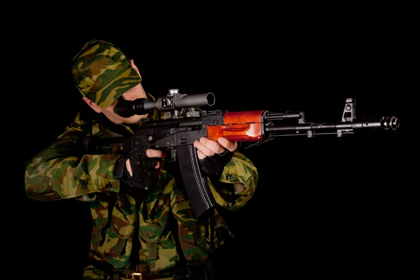 Soldado Uniforme Com Rifle Isolado Sobre Fundo Preto — Fotografia de Stock