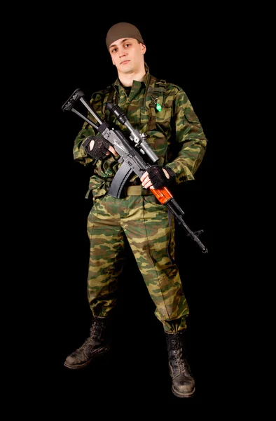 Солдат в форме с оружием — стоковое фото