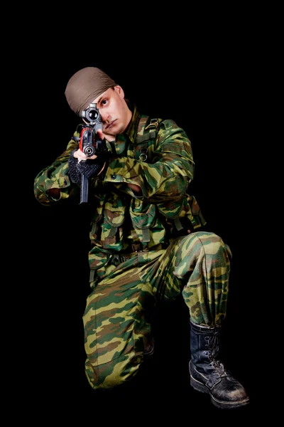 Soldat med vapen — Stockfoto