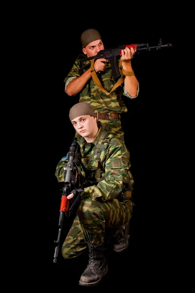 Два солдата с оружием — стоковое фото