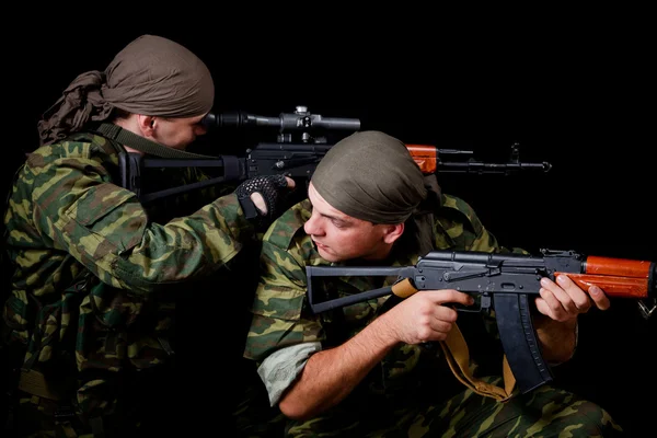 Dois soldados em uniforme de camuflagem — Fotografia de Stock