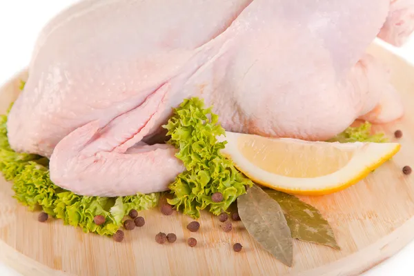 Close-up tiro de frango cru fresco com condimentos — Fotografia de Stock
