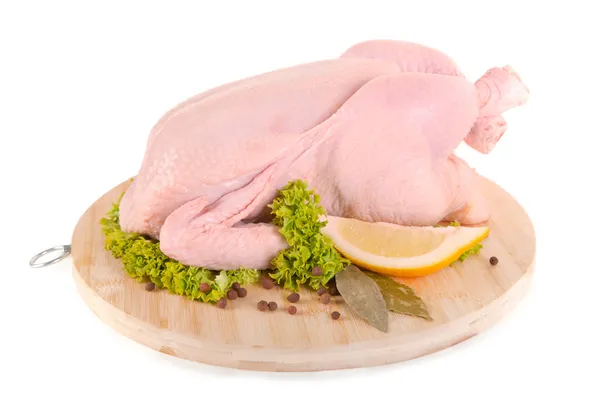 Świeże surowego kurczaka i przyprawy na desce — Zdjęcie stockowe