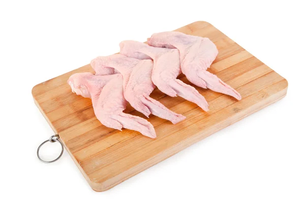 木の板に未加工鶏手羽肉 — ストック写真