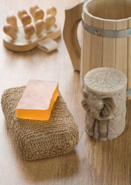 Ahşap arka planda banyo aksesuarları