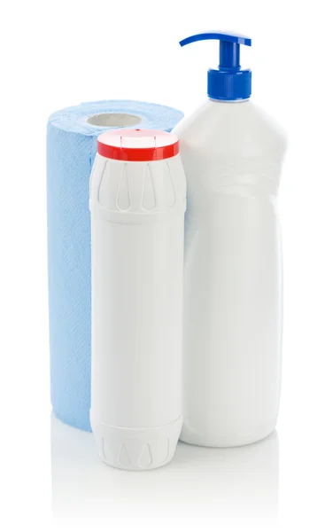 Produtos de limpeza de cozinha brancos e toalha de papel — Fotografia de Stock