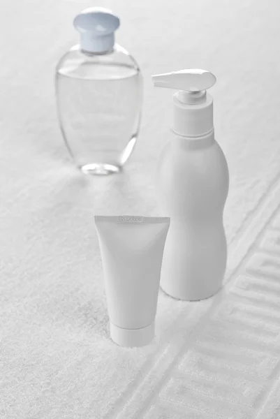 Toalla blanca con tubo y botellas —  Fotos de Stock