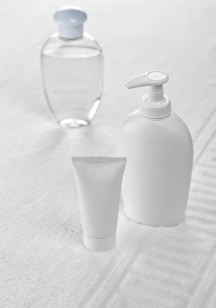 Plastové láhve na bílý bavlněný ručník ručník — Stock fotografie