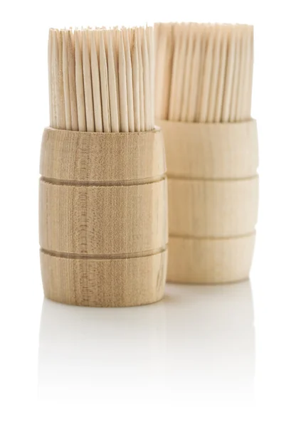 Barris de madeira com palitos de dentes isolados — Fotografia de Stock