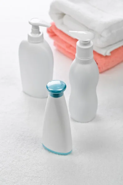 Bottiglie di plastica con asciugamani — Foto Stock