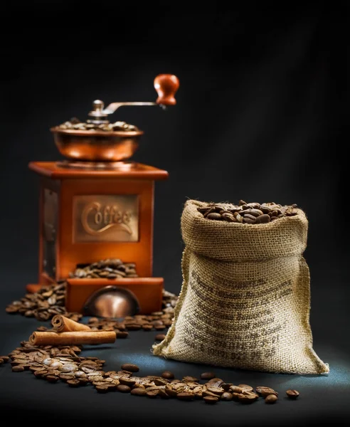 Composición oscura de molino de café y bolsa — Foto de Stock