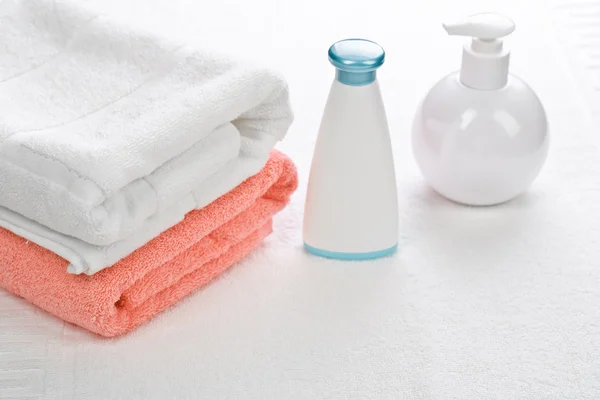 Butelki z dwa ręczniki na białym tle — Zdjęcie stockowe