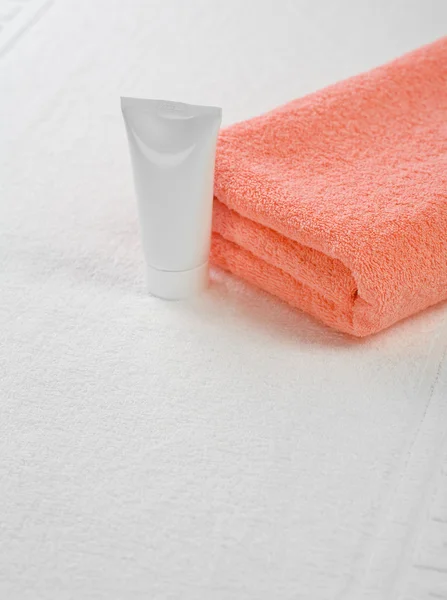 Asciugamano rosso e tubo — Foto Stock