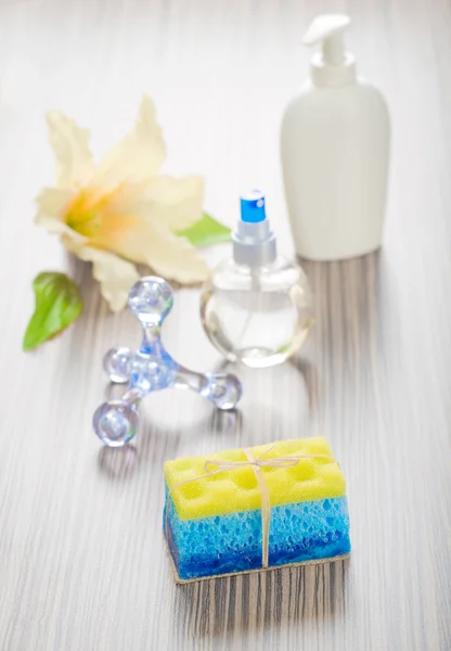 Masaj aleti şişeleri sünger sabun ve çiçek — Stok fotoğraf