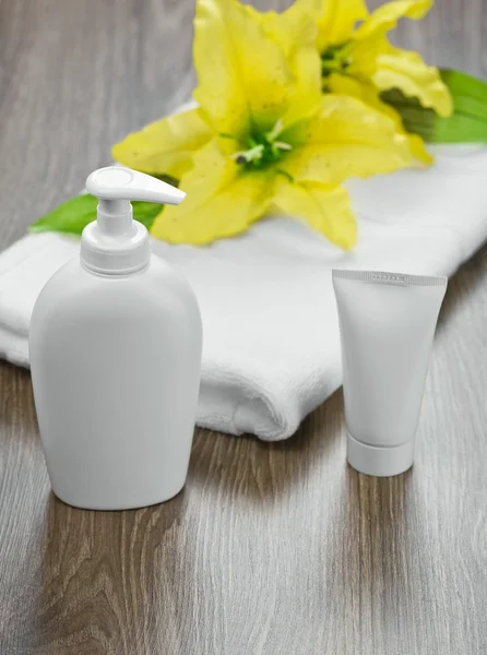 Asciugamano tubo fiore e bottiglia — Foto Stock