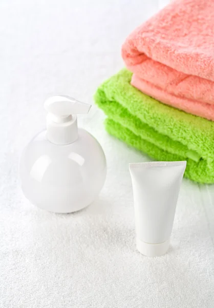 Аксессуары для купания на полотенце — стоковое фото