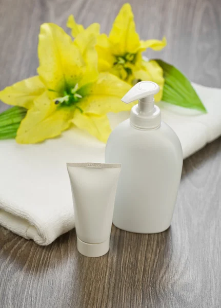 Towel tube bottle and flower — Stock Photo, Image