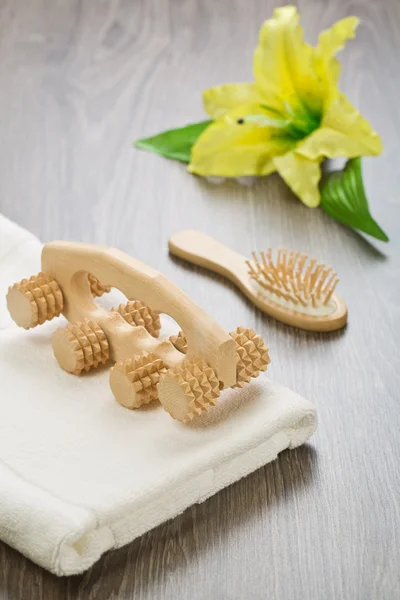 Escova de cabelo massageador e toalha com flor — Fotografia de Stock