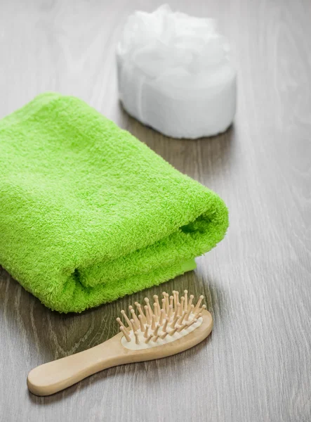 Cepillo de pelo y esponja de baño con toalla —  Fotos de Stock