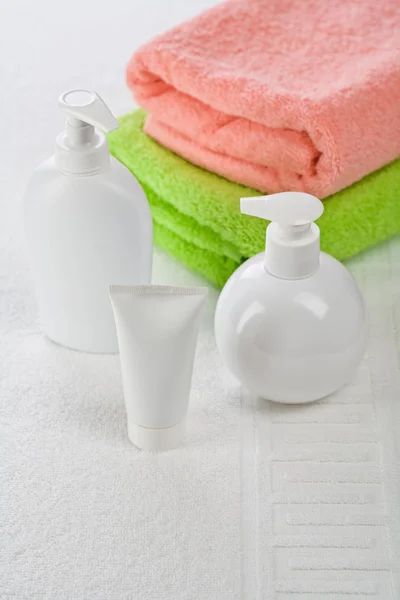白いタオルの上お風呂用アクセサリー — ストック写真