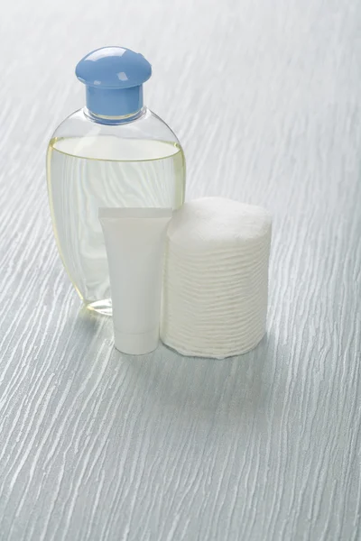 Tubo de botella y almohadillas de algodón — Foto de Stock