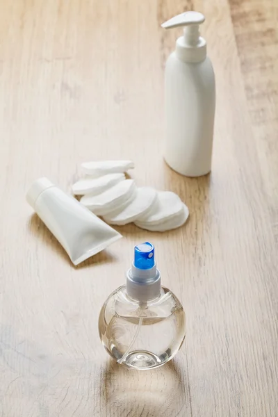 Tüp şişe ve pamuklu ped — Stok fotoğraf