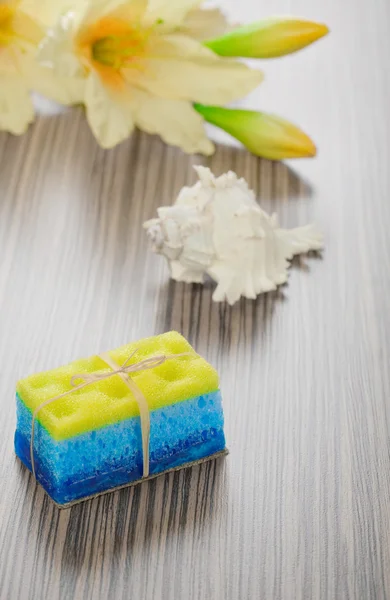 Jabón baño esponja cóctel cáscara y flor —  Fotos de Stock
