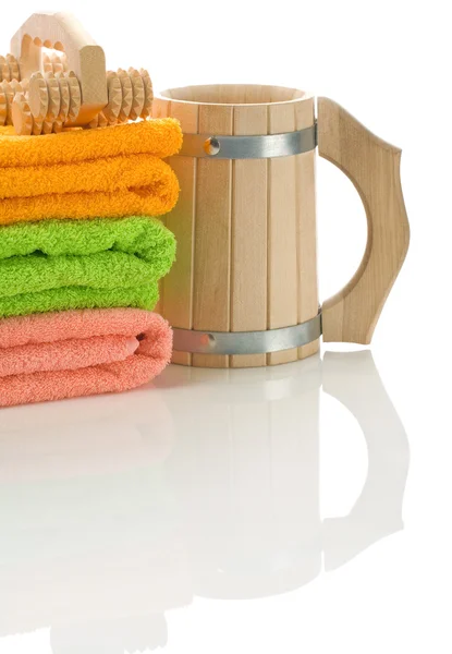 Mok en massagetoestel met handdoeken — Stockfoto