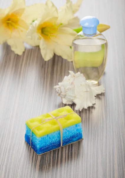 Jabón baño esponja berberechos botella de concha y flor — Foto de Stock