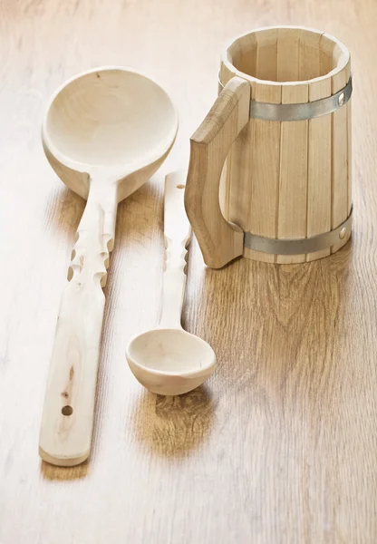 Дві дерев'яні ложки з чашкою — стокове фото