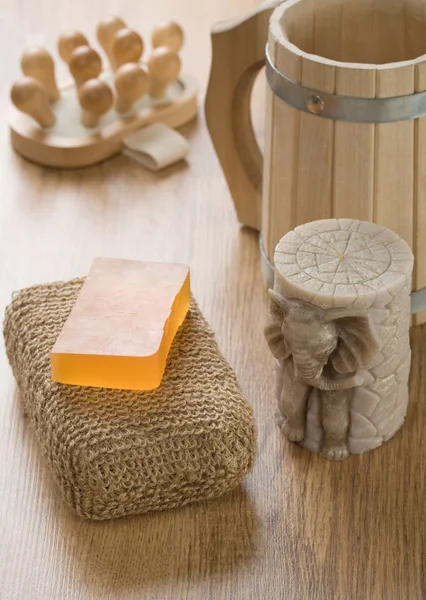 Accesorios de baño sobre fondo de madera —  Fotos de Stock