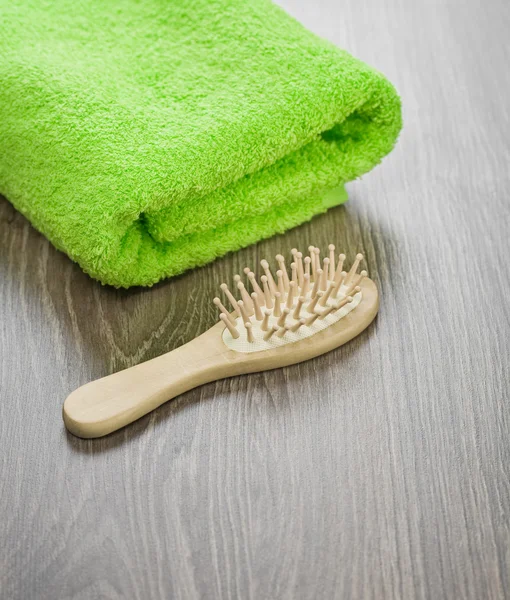 Haarbürste mit Handtuch — Stockfoto