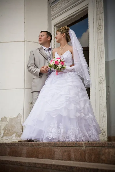 O noivo e a noiva em um contexto do velho bildi vintage — Fotografia de Stock