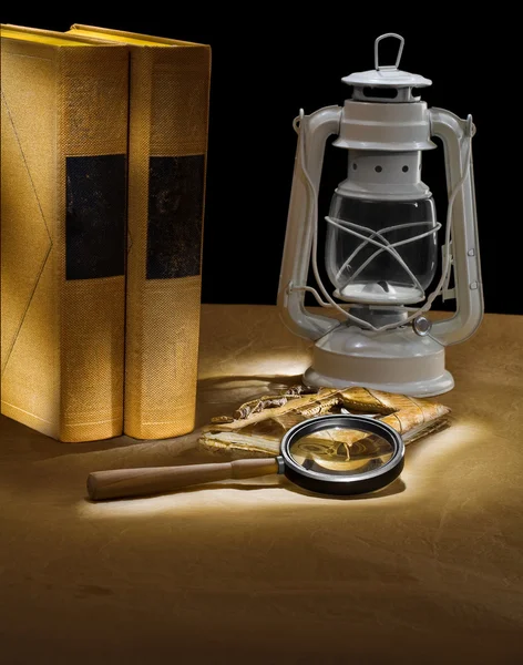 Bokks lâmpada de óleo lupa vintage notepad — Fotografia de Stock