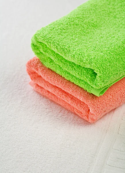 Růžové a zelené ručníky na bílém pozadí — Stock fotografie