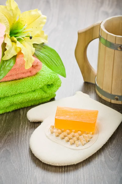 Serviettes gant fleur avec savon et tasse — Photo