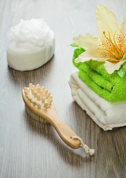 Blume auf Handtüchern Badeschwamm Massagegerät und Bürste — Stockfoto