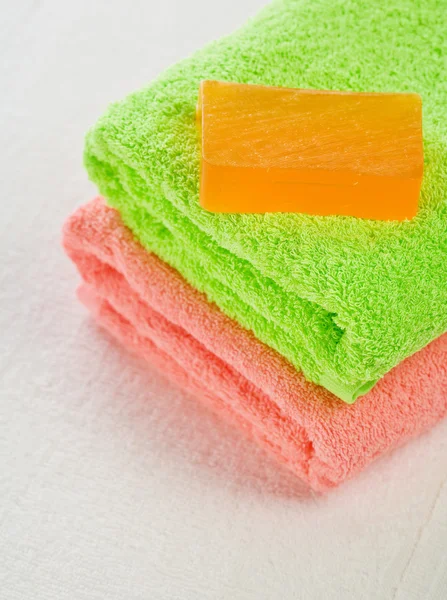 Jabón sobre toallas —  Fotos de Stock