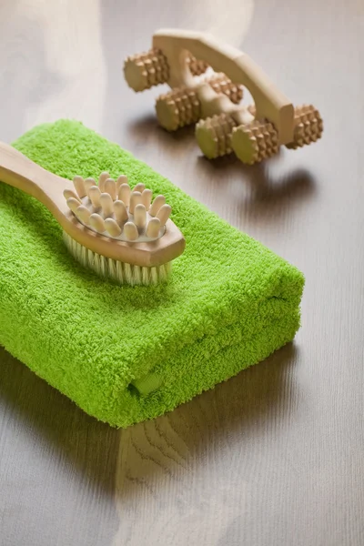 Massaggiatore e spazzola con asciugamano — Foto Stock
