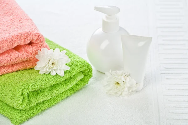Badezubehör mit Blume auf Handtuch — Stockfoto
